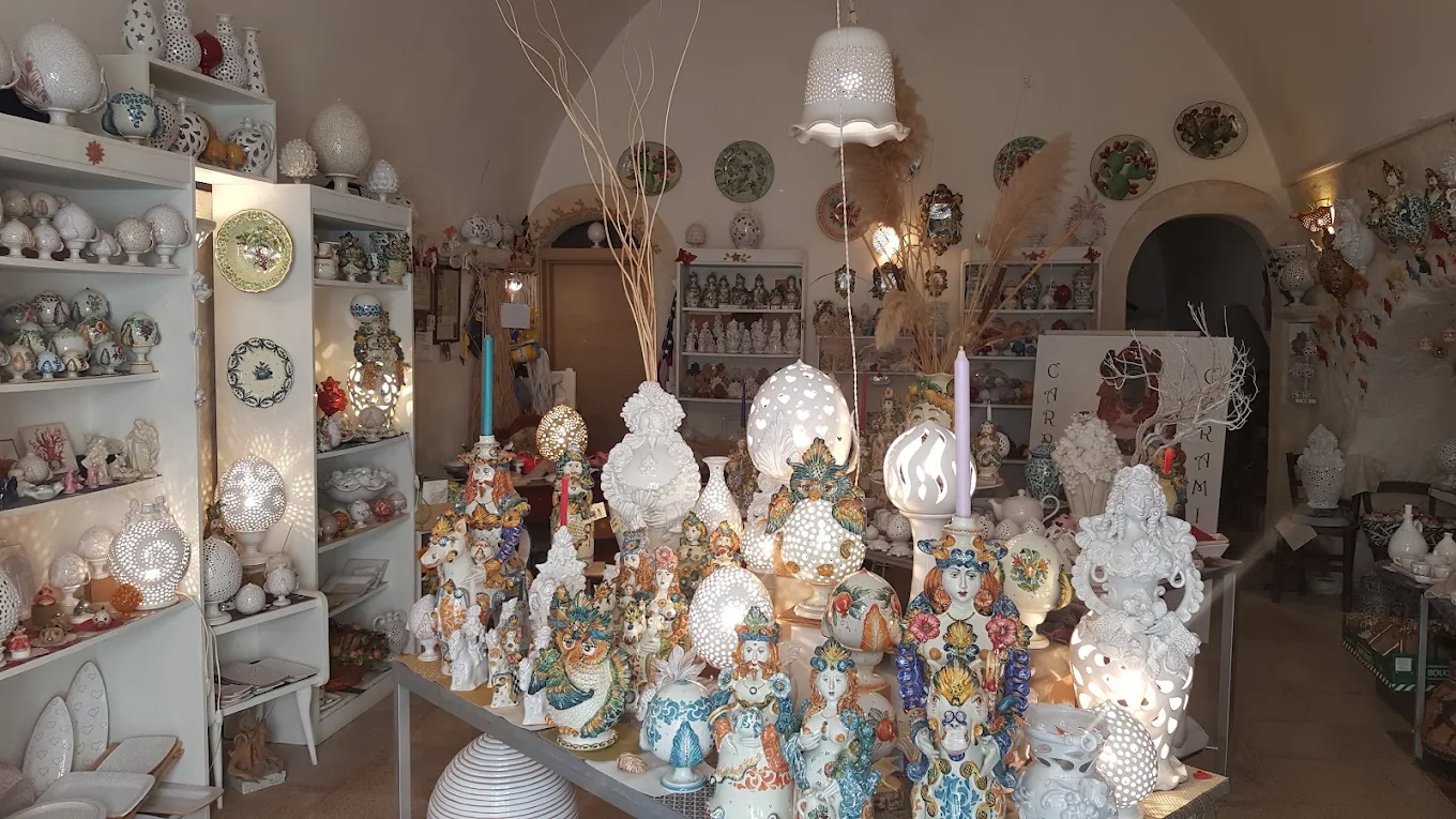 Interno della bottega Carpe Diem Ceramiche